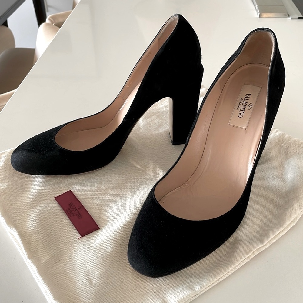 Valentino Garavani Black Suede Block Heel Pumps - Picture 2 of 15